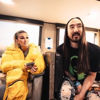 Melalui akun Instagramnya, Steve Aoki juga tampak memamerkan kedekatannya dengan Agnez Mo. Sebelum manggung bareng, rupanya keduanya terlihat berbincang bersama. Foto: Instagram