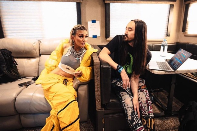 Tampaknya di belakang layar pun hubungan antara Agnez Mo dan Steve Aoki memang cukup dekat, seperti yang terlihat di dalam foto ini. Steve Aoki sendiri semakin dikenal karena sempat kolaborasi lagu bersama BTS yang bertajuk Mic Drop. Foto: Instagram
