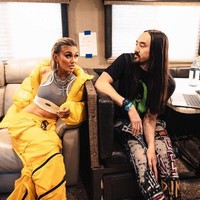 Tampaknya di belakang layar pun hubungan antara Agnez Mo dan Steve Aoki memang cukup dekat, seperti yang terlihat di dalam foto ini. Steve Aoki sendiri semakin dikenal karena sempat kolaborasi lagu bersama BTS yang bertajuk Mic Drop. Foto: Instagram
