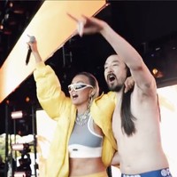 Dengan mengenakan inner crop top yang dipadukan dengan celana panjang dan jaket berwarna kuning, penampilan Agnez terlihat begitu sporty. Ditambah lagi dengan model rambut pirangnya yang dibuat klimis dan kaca mata hitam, Agnez jadi terlihat lebih swag. Foto: Instagram