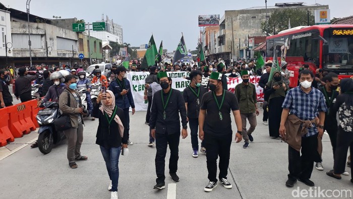 Aksi demo di Flyover Purwosari Solo, Selasa (12/4/2022).