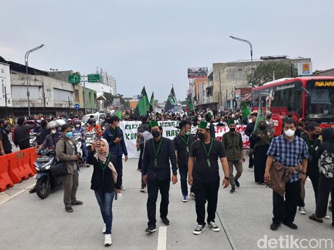 Aksi demo di Flyover Purwosari Solo, Selasa (12/4/2022).