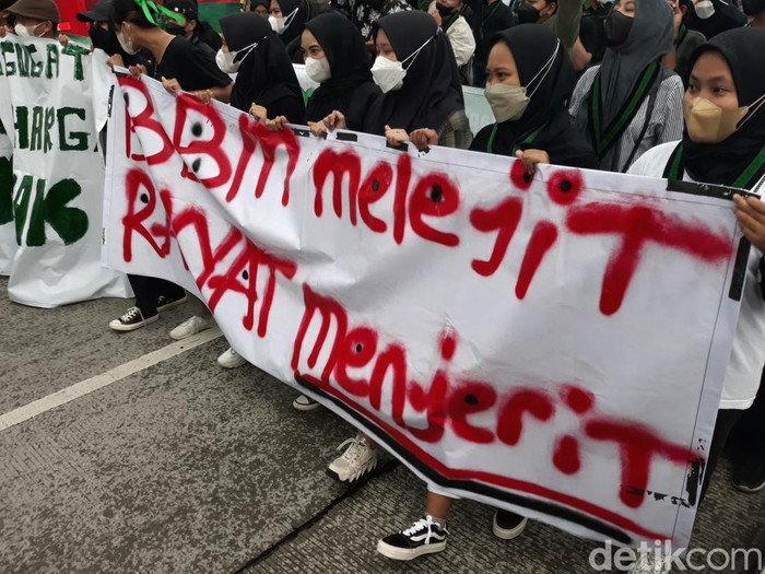 Aksi demo di Flyover Purwosari Solo, Selasa (12/4/2022).