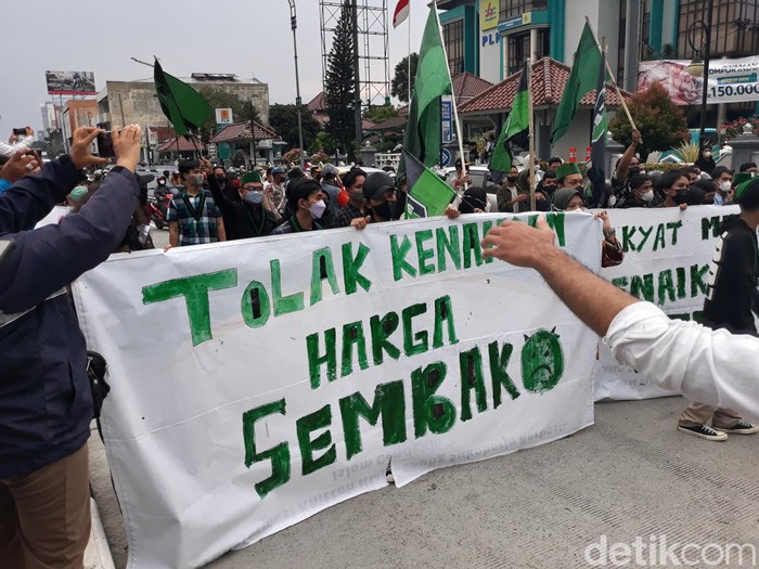 Aksi demo di Flyover Purwosari Solo, Selasa (12/4/2022).