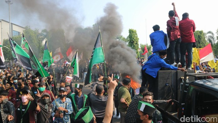 Aksi demo mahasiswa diwarnai bakar ban di depan kantor Bupati Kudus, Selasa (12/4/2022).
