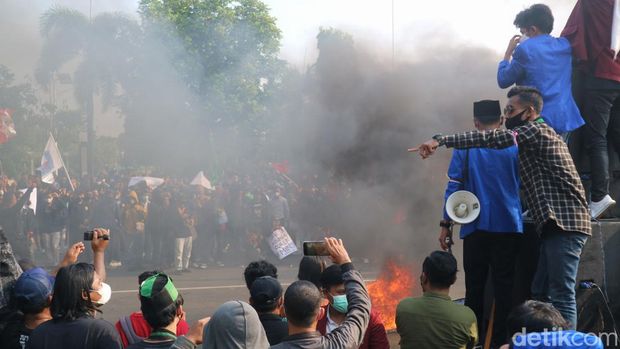 Aksi demo mahasiswa diwarnai bakar ban di depan kantor Bupati Kudus, Selasa (12/4/2022).