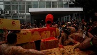 Masyarakat Adat menyanyikan Ouro de Sangue (Emas Berdarah) di depan Kementerian Pertambangan dan Energi Brasil saat aksi protes. (Amanda Perobelli/Reuters)