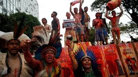 Pawai tersebut adalah bagian dari Perkemahan Masyarakat Adat Tanah Bebas tahunan ke-18 yang kembali turun ke jalan setelah dua tahun pertemuan virtual karena pandemi. (Amanda Perobelli/Reuters)