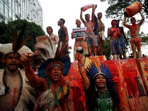Tergusur Perusahaan Tambang, Suku Asli di Brasil Gelar Unjuk Rasa