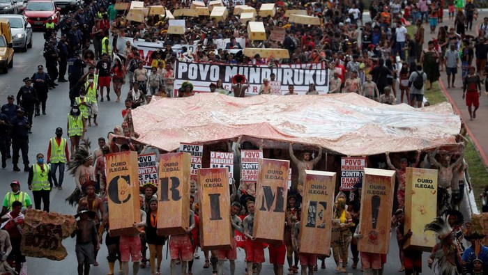 Indigenous people take part in a march during a protest against Brazil's President Jair Bolsonaro and for land demarcation in Brasilia, Brazil, April 11, 2022. REUTERS/Adriano Machado