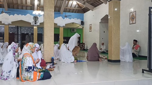 Aktivitas santr di Ponpes Bali Bina Insani sebelum buka bersama