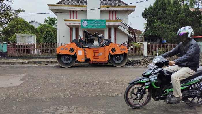 Alat berat untuk perbaikan Jalan Sunan Kalijaga, Lebak (Fathul-detikcom)