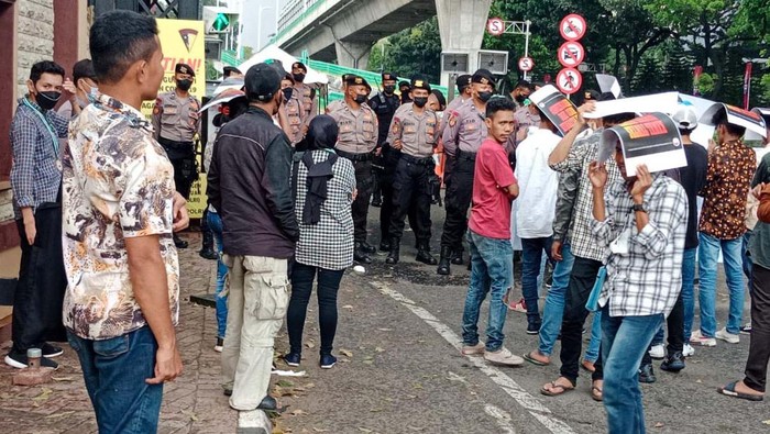 Aliansi Mahasiswa Muslim Maluku Demo Kasus Robot Trading Dewan Pimpinan Pusat Aliansi Mahasiswa Muslim Maluku (AlMulk) Indonesia menggelar aksi damai di depan Mabes Polri. Aksi ini terkait robot trading ilegal.