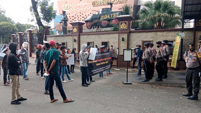Dewan Pimpinan Pusat Aliansi Mahasiswa Muslim Maluku (AlMulk) Indonesia menggelar aksi damai di depan Mabes Polri. Aksi ini terkait robot trading ilegal.
