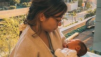 Nikita Willy menggendong anaknya. Foto: Instagram @indpriw