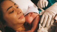 Issa Xander Djokosoetono lahir pada 7 April 2022 di Los Angeles. (Foto: dok. Instagram @indpriw)