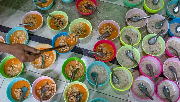 Aneka Ragam Bubur yang Hanya Ada Saat Ramadan Pengurus masjid menyiapkan bubur India sebagai tradisi sajian berbuka puasa di Masjid Jami Pekojan, Purwodinatan, Semarang, Jawa Tengah, Senin (4/4/2022). Penyajian bubur India selama bulan Ramadhan untuk warga setempat dan kaum dhuafa itu telah menjadi tradisi selama lebih dari seratus tahun dan pertama kali dilakukan oleh pedagang asal India yang menetap di kampung sekitar masjid tersebut. ANTARA FOTO/Aji Styawan/tom.