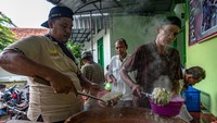 Pengurus masjid menyiapkan bubur India sebagai tradisi sajian berbuka puasa di Masjid Jami Pekojan, Purwodinatan, Semarang, Jawa Tengah, Senin (4/4/2022). (Aji Styawan/Antara Foto)