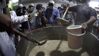 Tradisi membagikan Bubur Samin secara gratis setiap jelang buka puasa tersebut dimulai oleh komunitas warga keturunan Banjarmasin di Solo sejak tahun 1985 dan menyediakan 1.300 porsi per harinya. (Maulana Surya/Antara Foto)