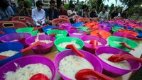 Masjid Agung Islamic Centre Lhokseumawe, Aceh, menyediakan 1.500 porsi makanan gratis untuk buka puasa bersama masyarakat umum selama Ramadan. (Rahmad/Antara Foto)