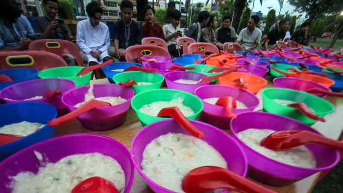 Aneka Ragam Bubur yang Hanya Ada Saat Ramadan Sejumlah warga menunggu waktu berbuka puasa di halaman Masjid Agung Islamic Center, Lhokseumawe, Aceh, Senin (4/4/2022). Masjid Agung Islamic Centre menyediakan 1.500 porsi makanan gratis untuk buka puasa bersama masyarakat umum selama Ramadhan. ANTARA FOTO/Rahmad/tom.
