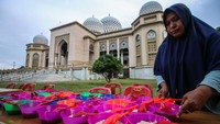 Panitia mempersiapkan sajian berbuka puasa di halaman Masjid Agung Islamic Center, Lhokseumawe, Aceh, Senin (4/4/2022). Menu berbuka yang disajikan berupa bubur Kanji Rumbi yang terbuat dari beras, rempah-rempah, dedaunan, dan sayur sayuran tersebut merupakan salah satu menu yang sangat digemari warga Aceh saat berbuka puasa. (Rahmad/Antara Foto)