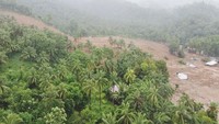 Badai tersebut juga merusak kawasan pantai timur dan selatan Filipina.
