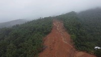Terlihat longsor runtuh dari perbukitan di kawasan kota Baybay.  