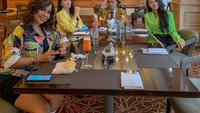 Makan siang bersama setelah syuting menjadi kegiatan yang selalu dilalui Lisa dan Hotman Paris. Keduanya bahkan juga tampak makan bersama Melaney Ricardo dan tim lainnya. Foto: Instagram/lisa_oktaviani96