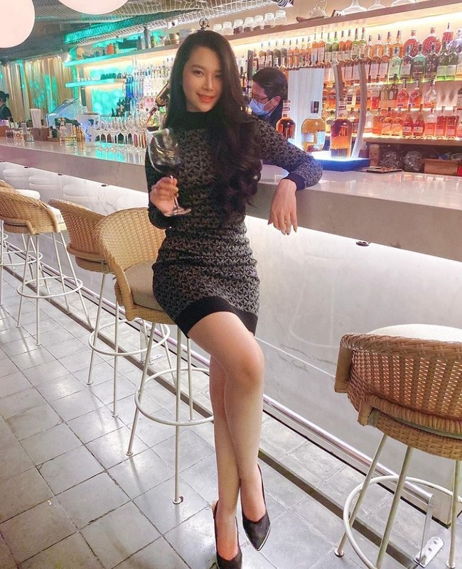 “Saya pengacara dengan ratusan klien, saya juga pengusaha properti dan salah satu pemegang saham di Holywings dengan 38 outlet tahun depan bisa 100. Sebagai pemilik tentu harus kunjungi kan masa kita ke klub sendiri nanti dikira ada kelaina. Jadi perlu membawa pendamping,” ungkap Hotman Paris. Foto: Instagram/lisa_oktaviani96