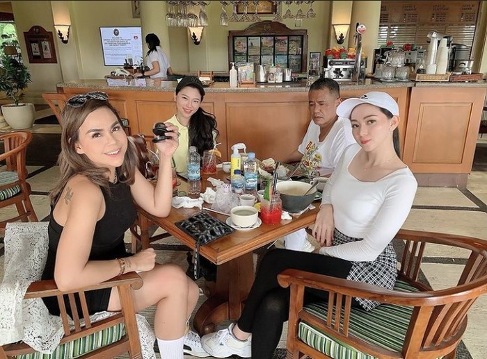Potret Cantik Aspri ke-27 Hotman Paris Saat Temani Makan Siang hingga di Bar