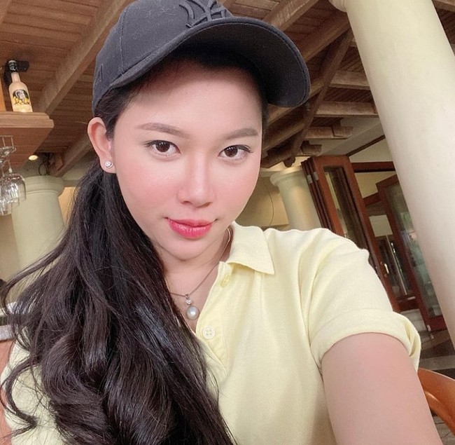 Lisa Oktaviani adalah aspri Hotman Paris yang ke-27. Wanita berparas ayu ini punya tugas menemani bosnya makan siang, pergi ke bar, menemani syuting hingga main golf. Foto: Instagram/lisa_oktaviani96