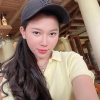Lisa Oktaviani adalah aspri Hotman Paris yang ke-27. Wanita berparas ayu ini punya tugas menemani bosnya makan siang, pergi ke bar, menemani syuting hingga main golf. Foto: Instagram/lisa_oktaviani96
