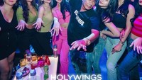 Masih dalam suasana promosi pembukaan gerai Holywings, Lisa bersama aspri lainnya juga hadir menemani Hotman Paris. Bergembira sambil memesan minuman dilakukan mereka sepanjang malam. Foto: Instagram/lisa_oktaviani96