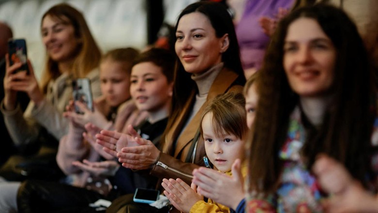 Ukrainian families, who have fled Kherson amid the Russian invasion, watch a dolphin show at a hotel, in Odesa, Ukraine April 9, 2022. Picture taken April 9, 2022. REUTERS/Ueslei Marcelino     TPX IMAGES OF THE DAY