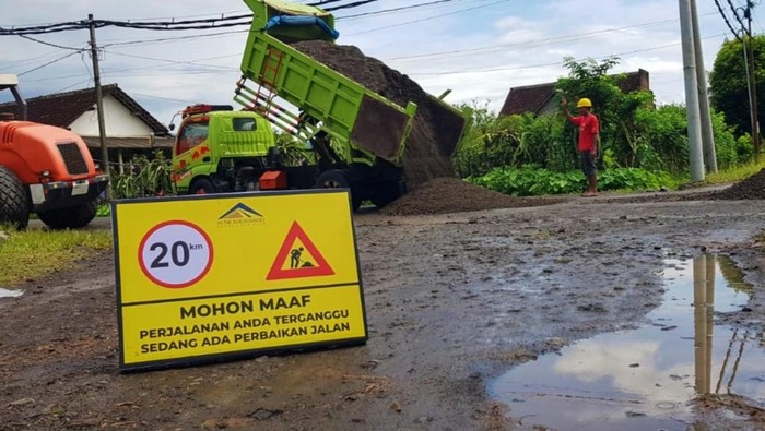 Awal Perbaikan Jalan Rusak, Operator Tambang Emas Banyuwangi Lakukan Ini