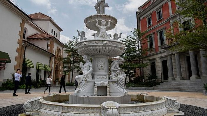 Bak Istana, Begini Jeroan Kantor Pusat Huawei di China DONGGUAN, CHINA - APRIL 12: A replica of Versailles is seen in the Paris area of Huawei's new sprawling 'Ox Horn' Research and Development campus on April 12, 2019 in Dongguan, near Shenzhen, China. Huawei is Chinas most valuable technology brand, and sells more telecommunications equipment than any other company in the world, with annual revenue topping $100 billion U.S. Headquartered in the southern city of Shenzhen, considered Chinas Silicon Valley, Huawei has more than 180,000 employees worldwide, with nearly half of them engaged in research and development. In 2018, the company overtook Apple Inc. as the second largest manufacturer of smartphones in the world behind Samsung Electronics, a milestone that has made Huawei a source of national pride in China.
While commercially successful and a dominant player in 5G, or fifth-generation networking technology, Huawei has faced political headwinds and allegations that its equipment includes so-called backdoors that the U.S. government perceives as a national security. U.S. authorities are also seeking the extradition of Huaweis Chief Financial Officer, Meng Wanzhou, to stand trial in the U.S. on fraud charges. Meng is currently under house arrest in Canada, though Huawei maintains the U.S. case against her is purely political. Despite the U.S. campaign against the company, Huawei is determined to lead the global charge toward adopting 5G wireless networks. It has hired experts from foreign rivals, and invested heavily in R&D to patent key technologies to boost Chinese influence.(Photo by Kevin Frayer/Getty Images)