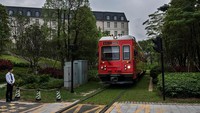 Bahkan kantor ini menyediakan kereta yang digunakan oleh karyawan, klien, dan pengunjung.