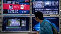Sebelum masuk, karyawan dan pengunjung akan dipindai terlebih dulu sebagai salah satu bentuk keamanan. Kamera CCTV dengan sistem pengenalan wajah juga tersebar di kawasan kantor pusat milik Huawei ini.