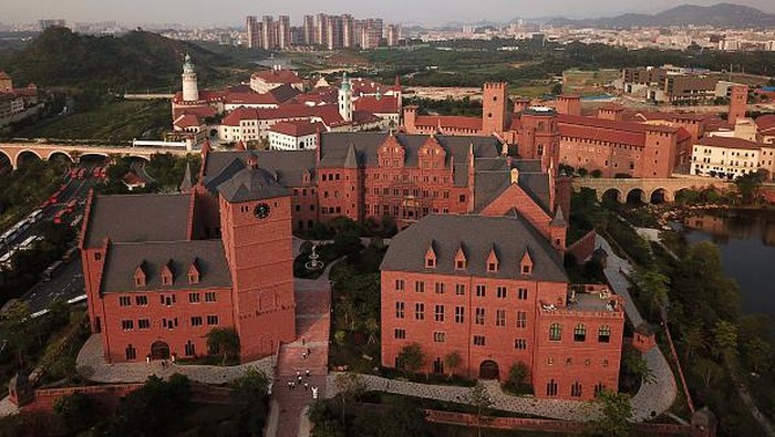 Bak Istana, Begini Jeroan Kantor Pusat Huawei di China DONGGUAN, CHINA - APRIL 25: Huawei's new sprawling 'Ox Horn' Research and Development campus is seen from the air on April 25, 2019 in Dongguan, near Shenzhen, China.Huawei is Chinas most valuable technology brand, and sells more telecommunications equipment than any other company in the world, with annual revenue topping $100 billion U.S. Headquartered in the southern city of Shenzhen, considered Chinas Silicon Valley, Huawei has more than 180,000 employees worldwide, with nearly half of them engaged in research and development. In 2018, the company overtook Apple Inc. as the second largest manufacturer of smartphones in the world behind Samsung Electronics, a milestone that has made Huawei a source of national pride in China.
While commercially successful and a dominant player in 5G, or fifth-generation networking technology, Huawei has faced political headwinds and allegations that its equipment includes so-called backdoors that the U.S. government perceives as a national security. U.S. authorities are also seeking the extradition of Huaweis Chief Financial Officer, Meng Wanzhou, to stand trial in the U.S. on fraud charges. Meng is currently under house arrest in Canada, though Huawei maintains the U.S. case against her is purely political. Despite the U.S. campaign against the company, Huawei is determined to lead the global charge toward adopting 5G wireless networks. It has hired experts from foreign rivals, and invested heavily in R&D to patent key technologies to boost Chinese influence. (Photo by Kevin Frayer/Getty Images)
