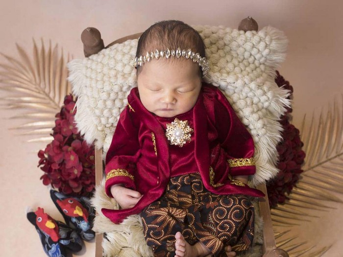 Bayi Indra Brasco dan Mona Ratuliu pemotretan pakai baju adat Jawa