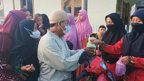 Kegiatan Takjil Gratis Bersama Remaja Masjid Raudhatul Jannah, Desa Cupel, Kecamatan Negara, Kabupaten Jembrana, Bali, (10/4/2022) (I Ketut Suardika/DetikBali)