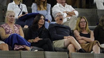 Ini bukan pertama kalinya Bill Gates nonton tenis ditemani wanita yang sama. Pada bulan April, Bill Gates juga bersama dia dan teman-teman yang lain. Foto: Associated Press