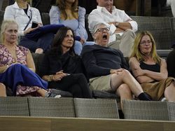 Ehem! Ini Penampakan Bill Gates dan Wanita Baju Hitam Misterius