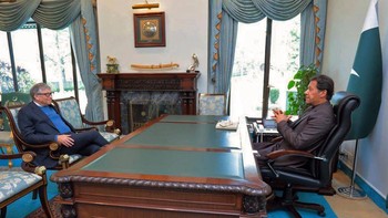 Saat bertemu dengan Perdana Menteri Pakistan, Imran Khan sebelum sang PM jatuh dari kekuasaannya. Gates memuji penanganan pandemi Corona di Pakistan yang dinilainya cukup sukses. Foto: Associated Press