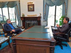 Ehem! Ini Penampakan Bill Gates dan Wanita Baju Hitam Misterius