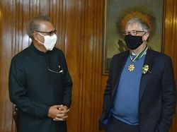 Ehem! Ini Penampakan Bill Gates dan Wanita Baju Hitam Misterius