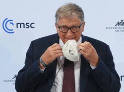 Ehem! Ini Penampakan Bill Gates dan Wanita Baju Hitam Misterius
