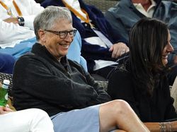 Ehem! Ini Penampakan Bill Gates dan Wanita Baju Hitam Misterius