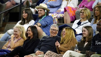 Salah satunya adalah aktris Elizabeth Shue dan anaknya yang berada di sisi kiri Bill Gates. Foto: Associated Press